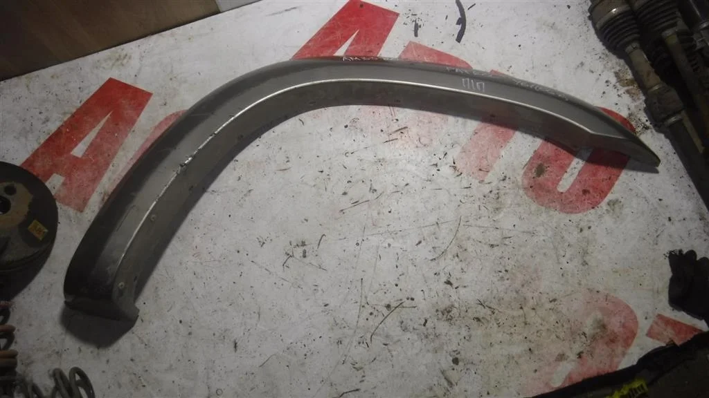 Накладка переднего крыла правого Nissan Patrol Y61 (1997—2004)