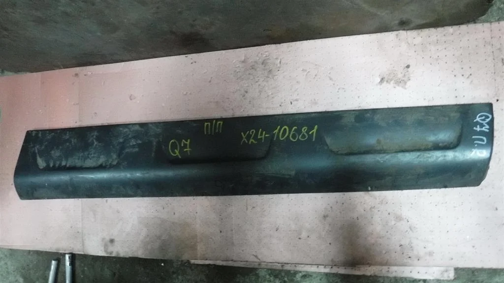 Молдинг передней правой двери Audi Q7 4L (2005—2009)