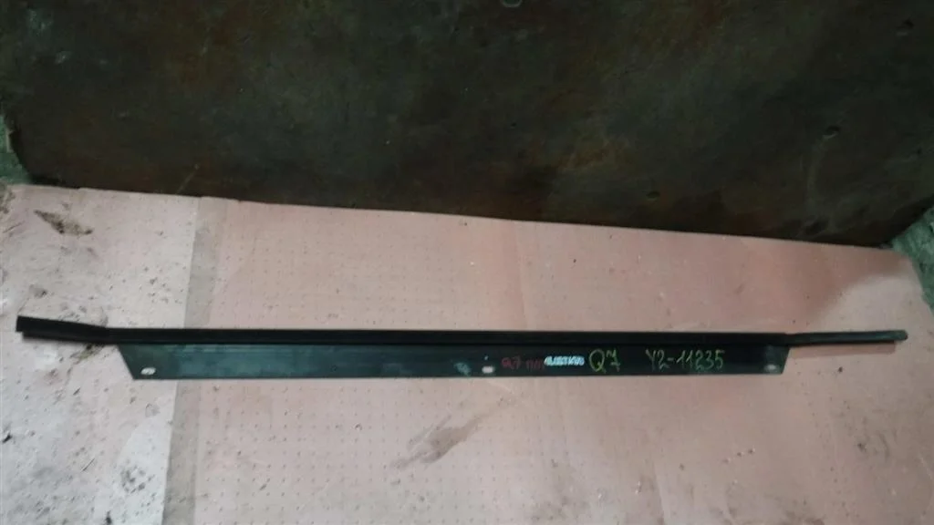 Накладка стекла переднего правого Audi Q7 4L (2005—2009)