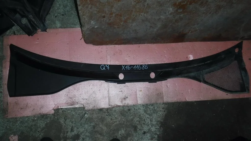 Решетка стеклоочистителя (планка под лобовое стекло, жабо) Audi Q7 4L (2005—2009)