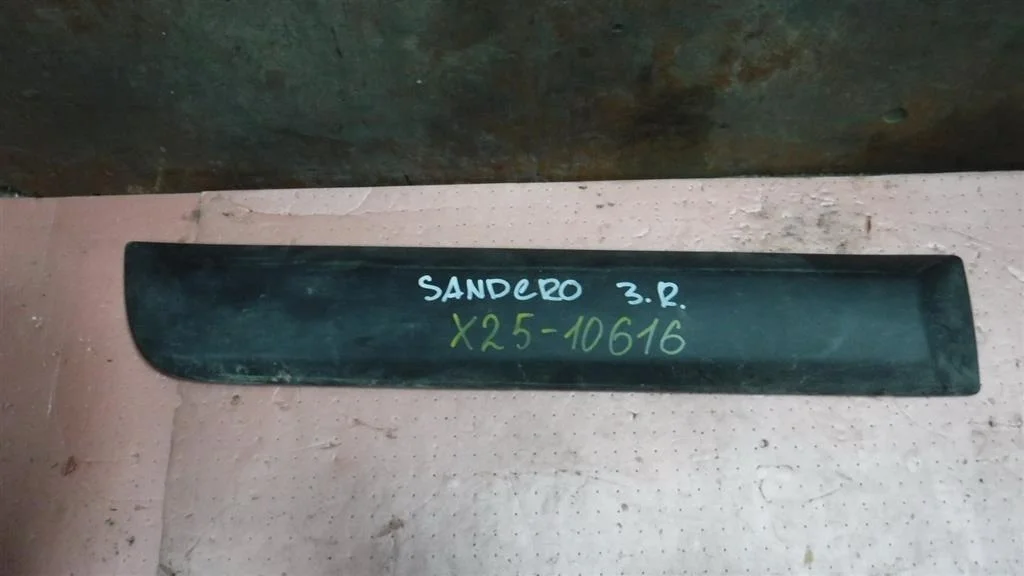 Молдинг задней правой двери Renault Sandero I (2009—2014)
