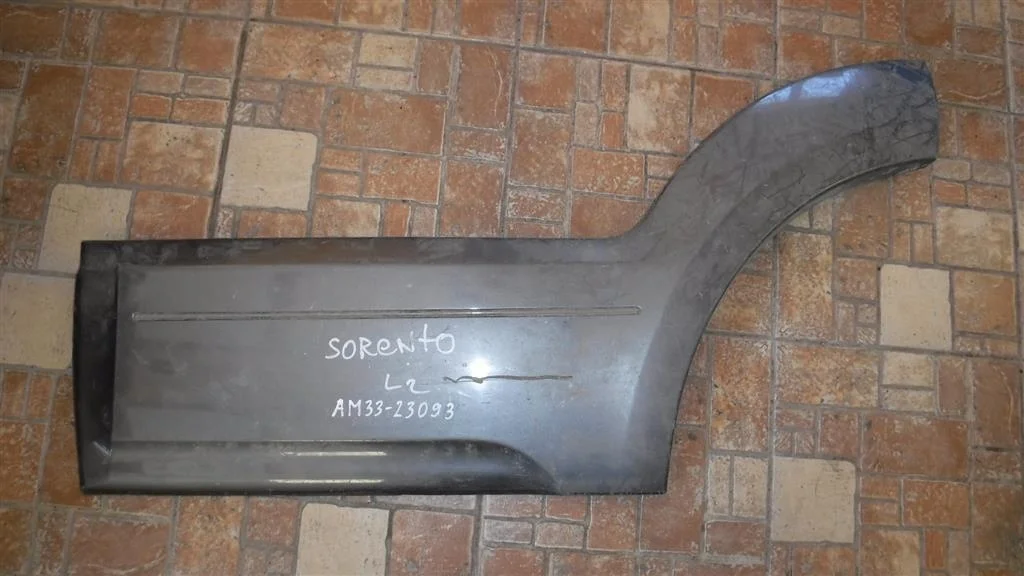 Накладка заднего крыла левого KIA Sorento I (2002—2006)