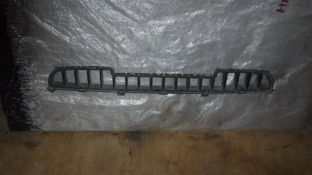 Решетка в бампер центральная KIA Sorento I (2002—2006)