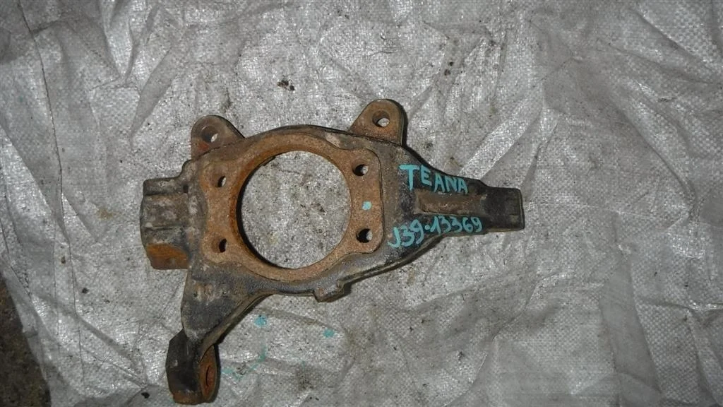 Кулак поворотный передний левый Nissan Teana J31 (2003—2005)