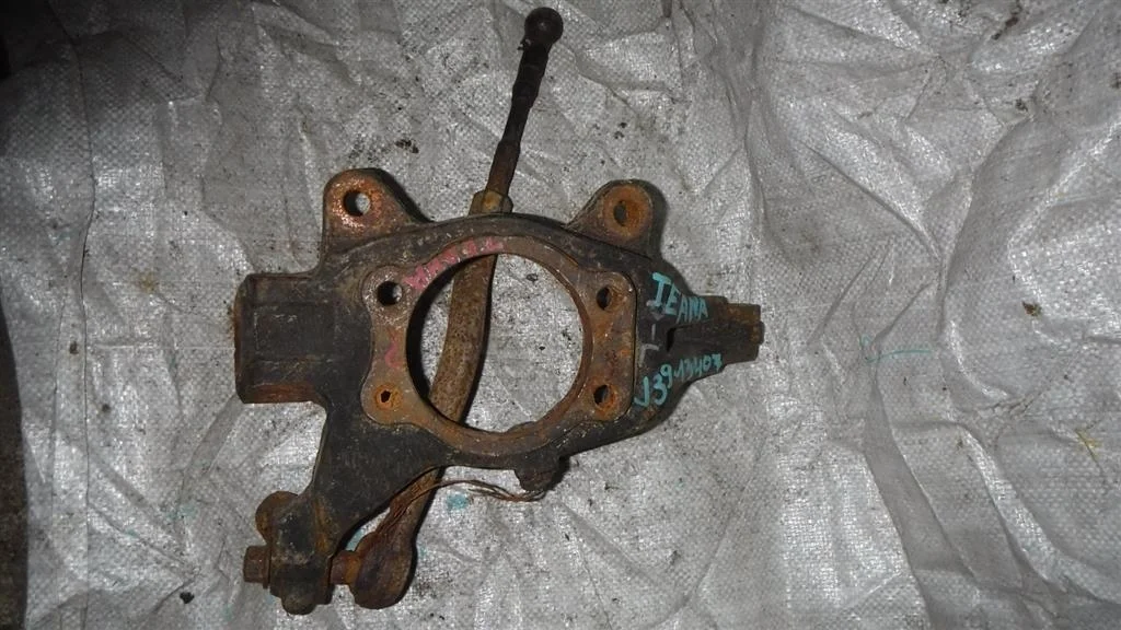 Кулак поворотный передний левый Nissan Teana J31 (2003—2005)