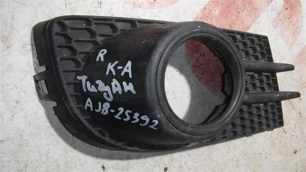 Решетка в бампер правая Volkswagen Tiguan I (2007—2011)