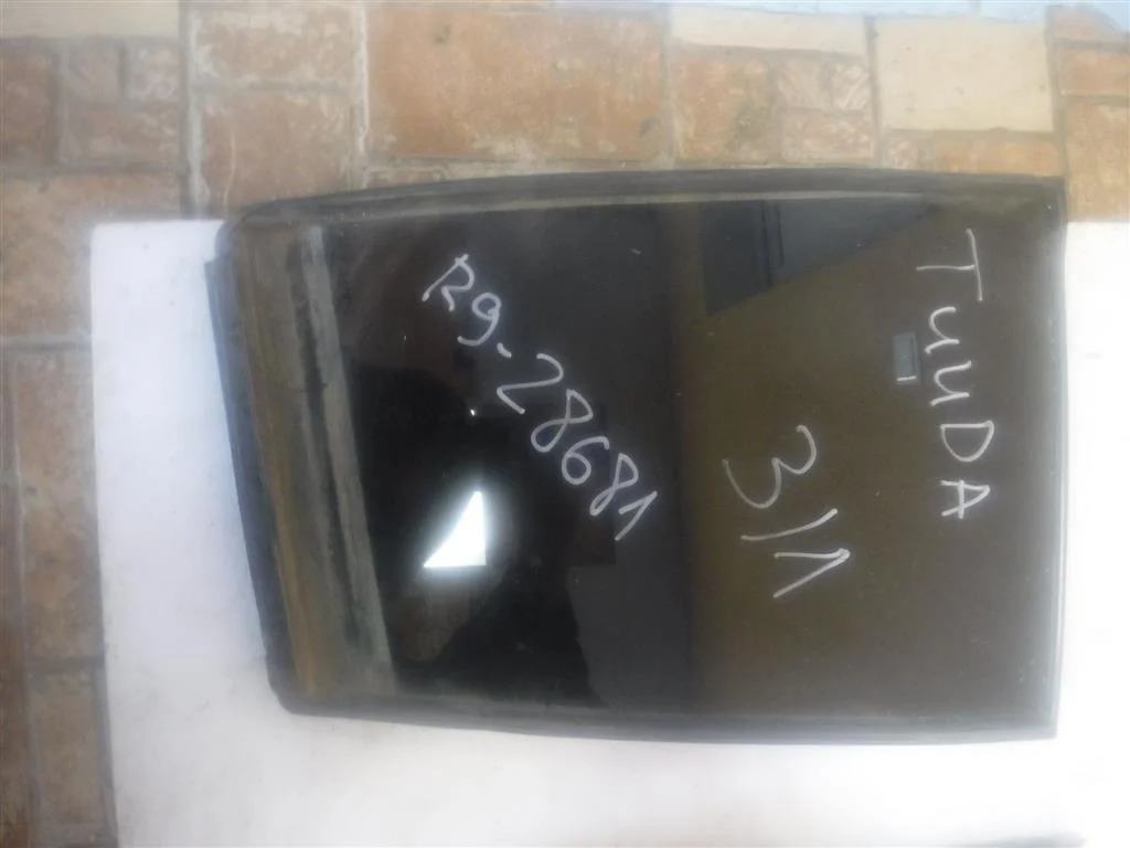 Стекло двери задней левой (форточка) Nissan Tiida C11 (2004—2012)