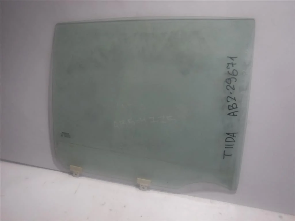 Стекло двери задней правой Nissan Tiida C11 (2004—2012)