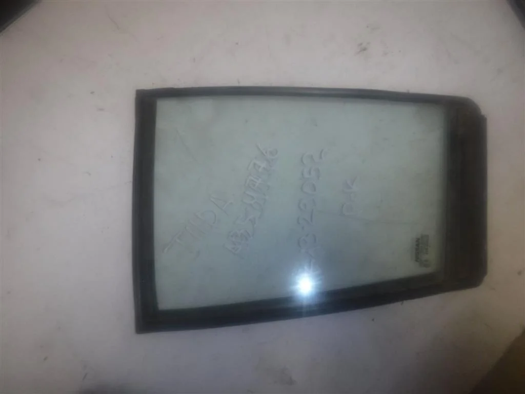 Стекло двери задней правой (форточка) Nissan Tiida C11 (2004—2012)