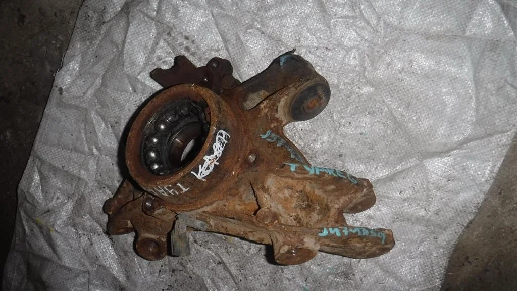 Кулак поворотный задний правый Volkswagen Touareg I (2002—2006)