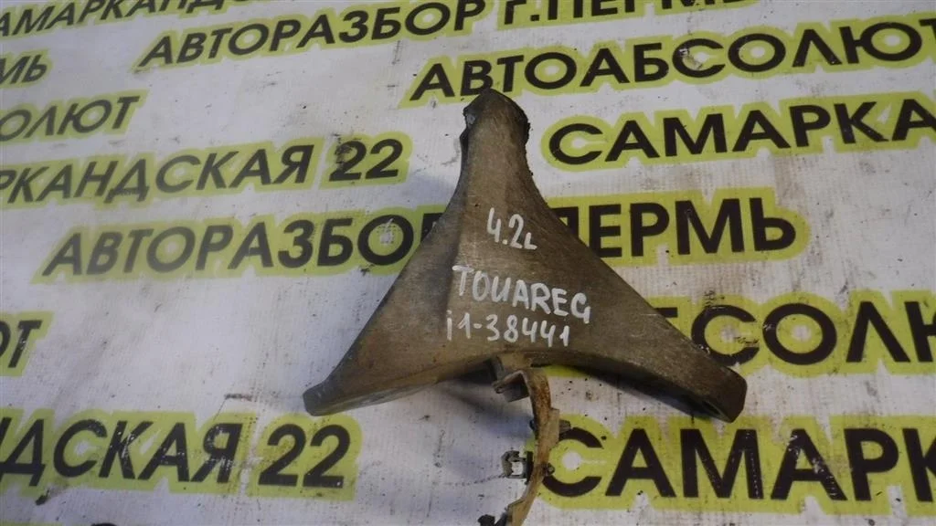 Кронштейн двигателя правый Volkswagen Touareg I (2002—2006)