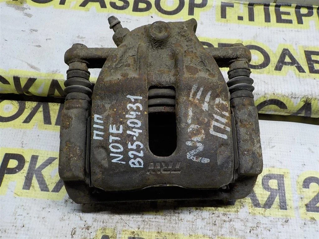 Суппорт передний правый Nissan Note E11 (2005—2009)