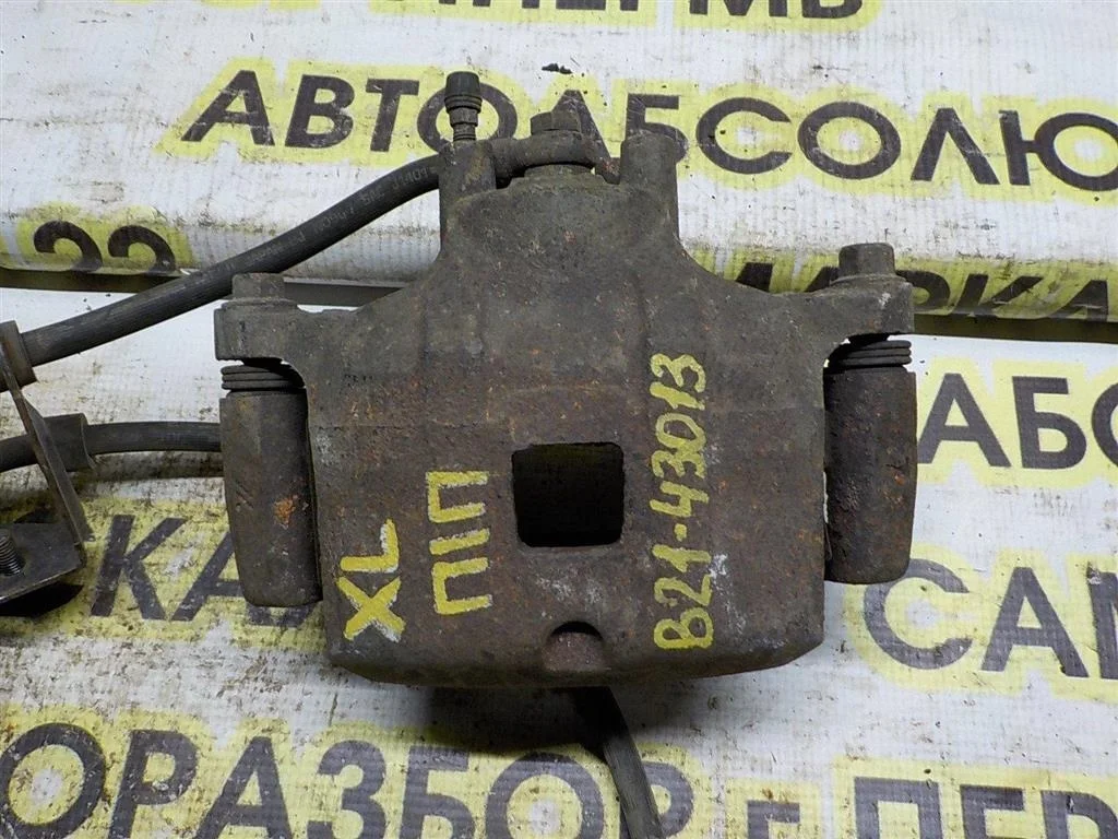 Суппорт передний правый Mitsubishi Outlander I (2002—2009)