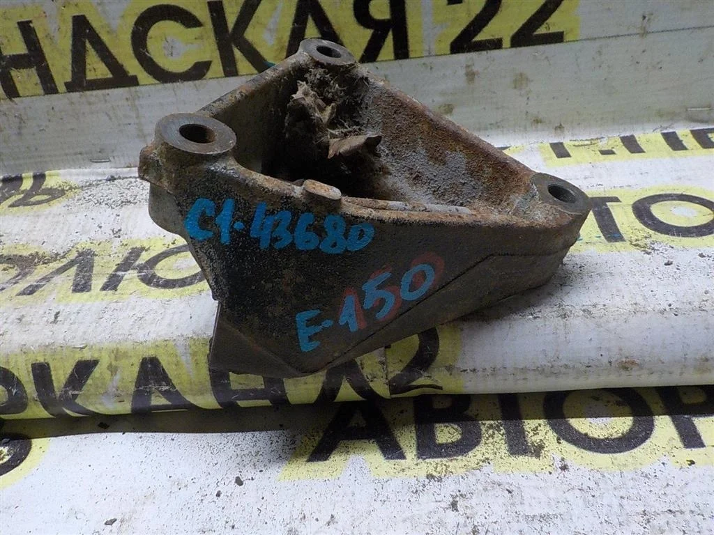 Кронштейн двигателя правый Toyota Corolla X (2006—2010)