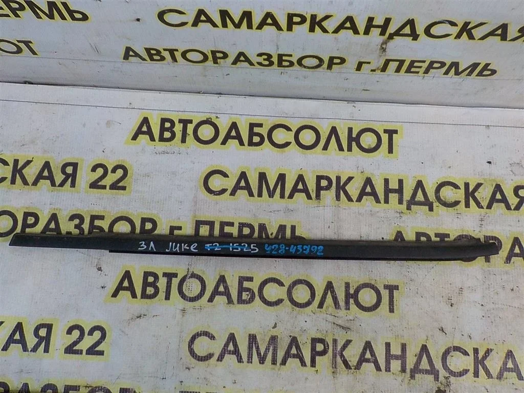 Накладка стекла заднего левого Nissan Juke I (2010—2014)