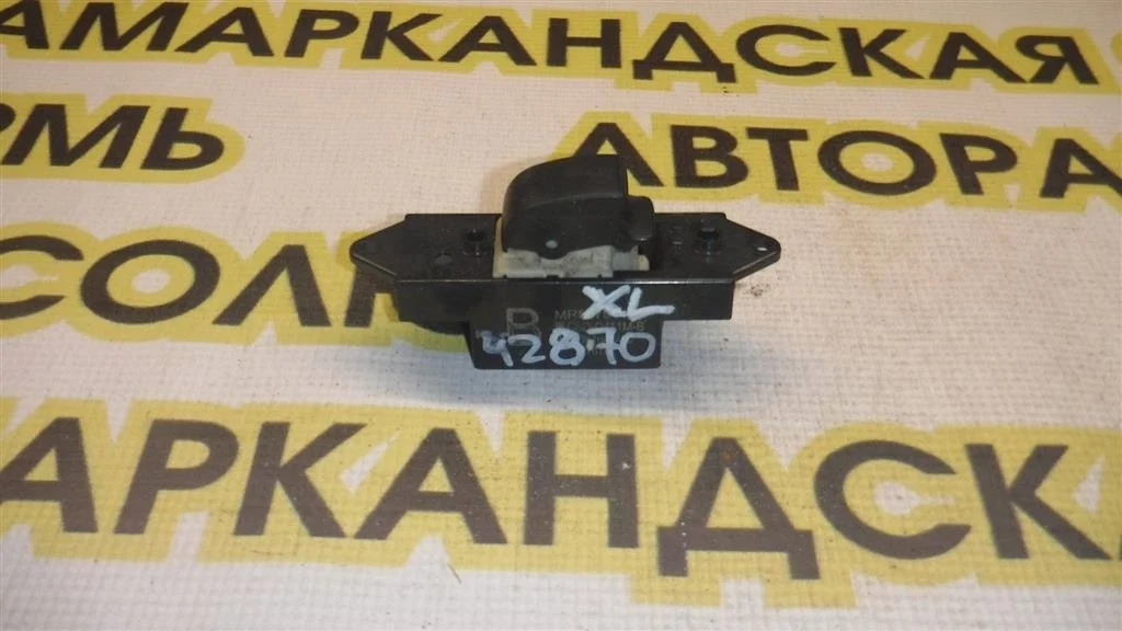 Кнопка стеклоподъемника Mitsubishi Outlander I (2002—2009)