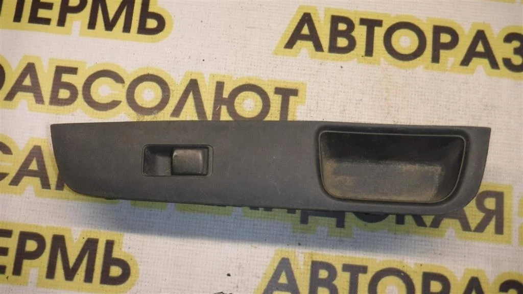 Кнопка стеклоподъемника Nissan Tiida C11 (2004—2012)