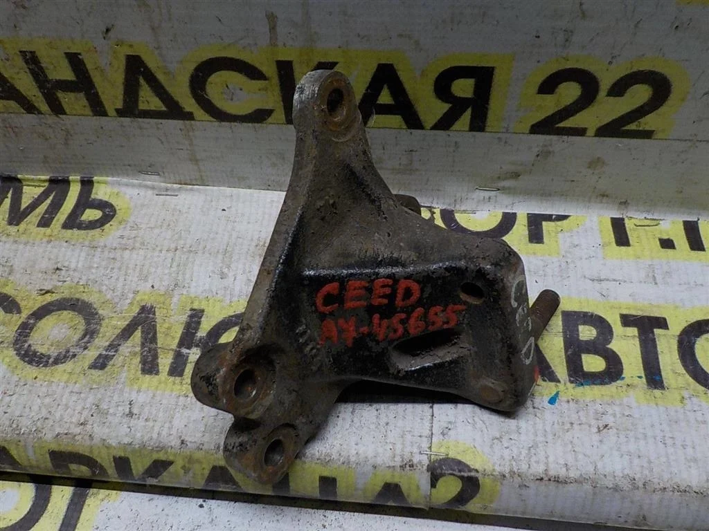 Кронштейн двигателя правый KIA Ceed ED (2006—2010)