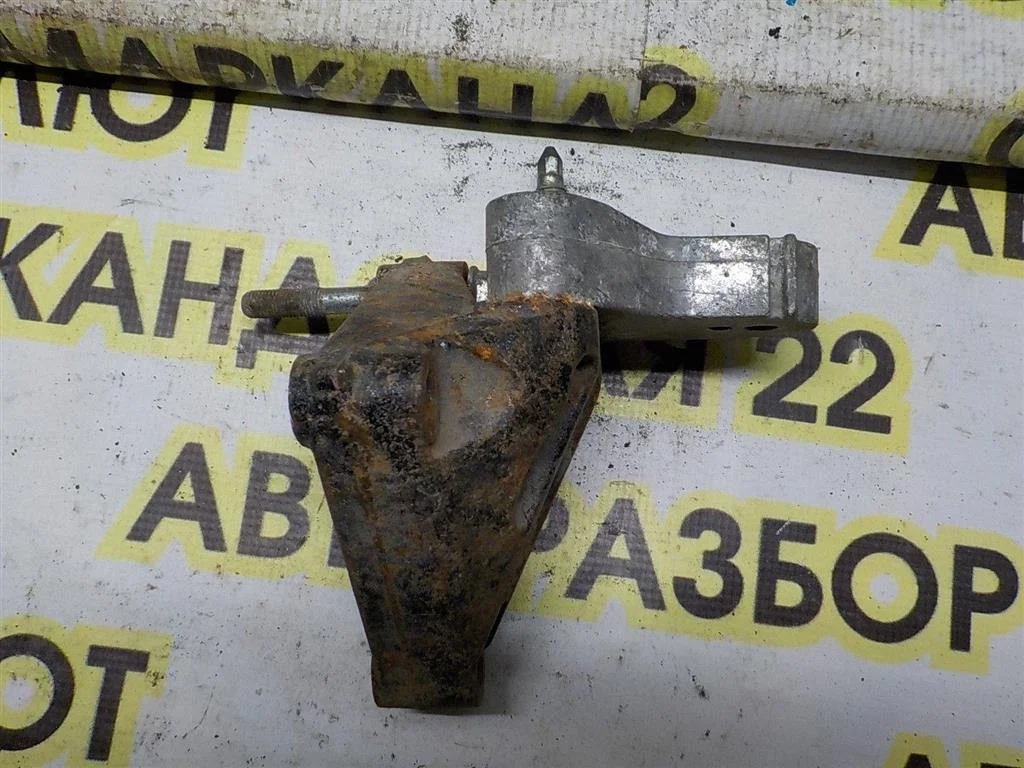 Кронштейн двигателя правый Toyota Corolla X (2006—2010)