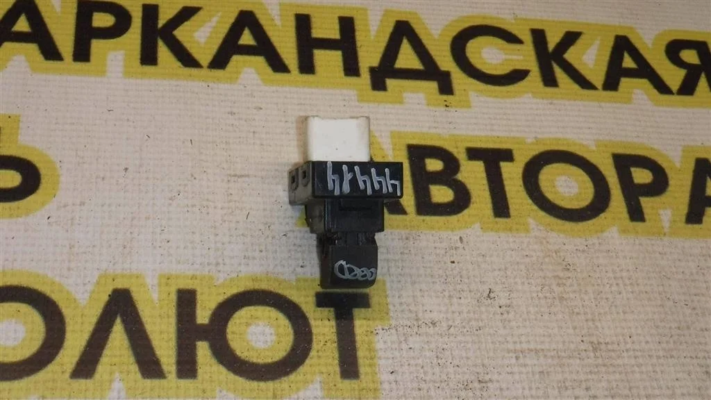 Кнопка стеклоподъемника KIA Ceed ED (2006—2010)