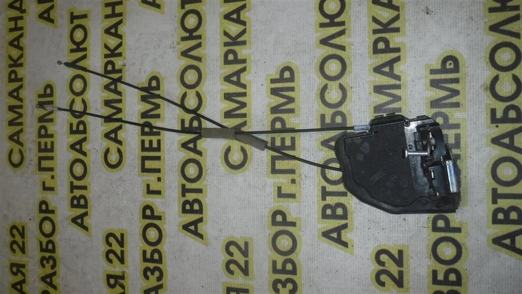 Замок двери задней правой Toyota Corolla X (2006—2010)