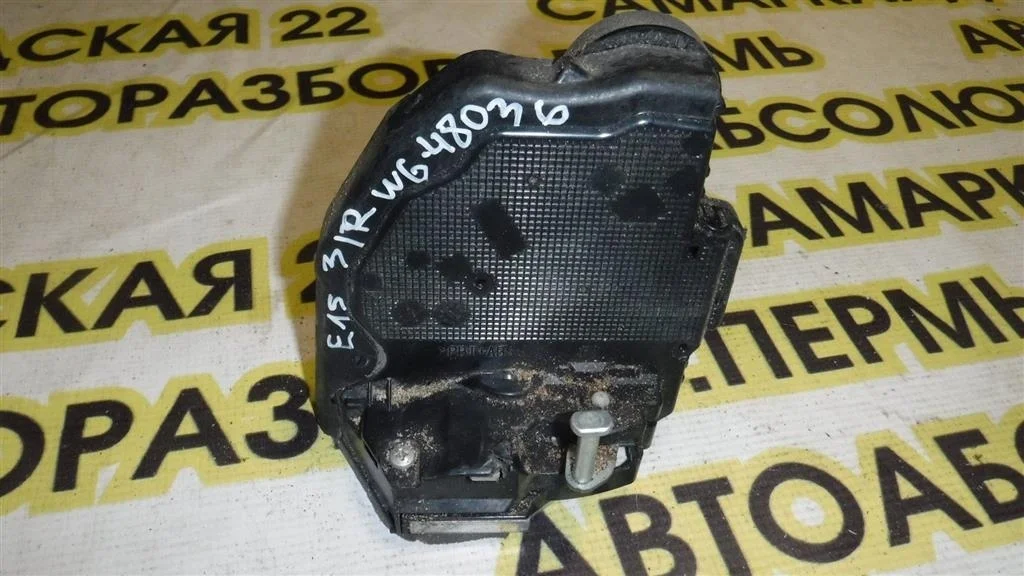 Замок двери задней правой Toyota Corolla X (2006—2010)