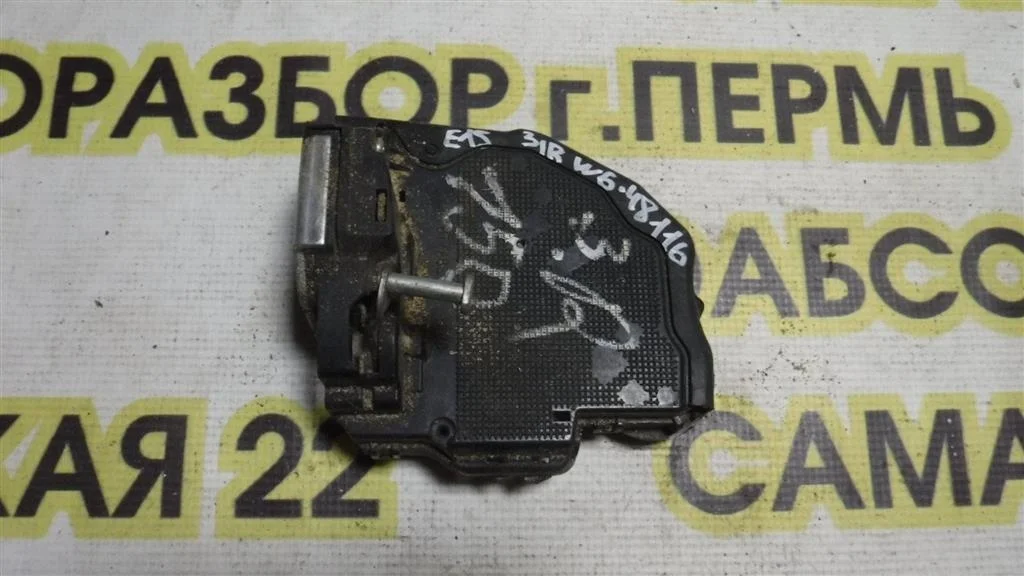 Замок двери задней правой Toyota Corolla X (2006—2010)