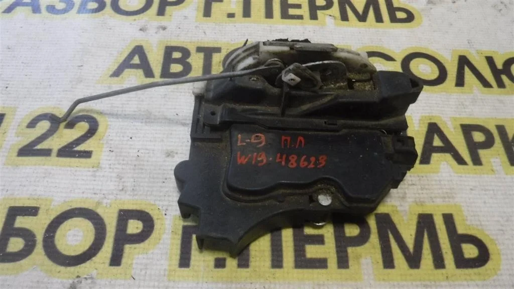 Замок двери передней левой Mitsubishi Lancer IX (2000—2007)