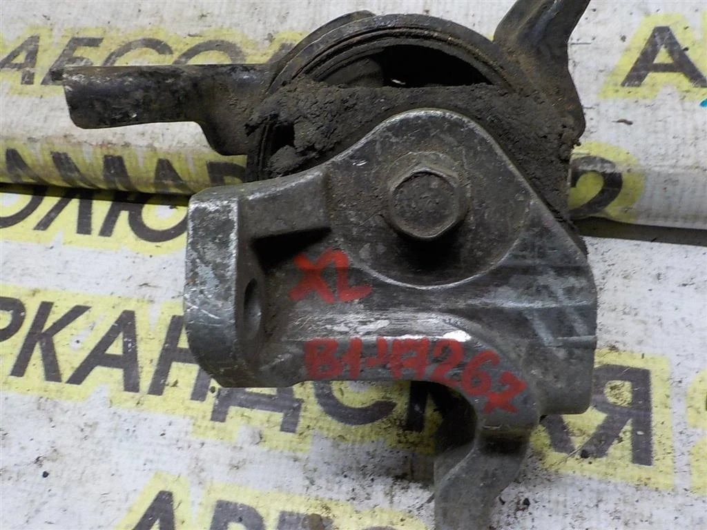 Опора КПП левая Mitsubishi Outlander I (2002—2009)