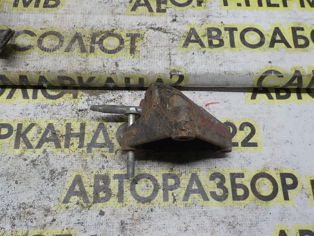 Кронштейн двигателя правый Toyota Corolla X (2006—2010)