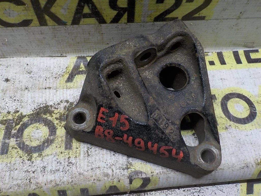 Кронштейн двигателя правый Toyota Corolla X (2006—2010)