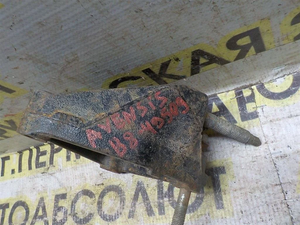 Кронштейн двигателя правый Toyota Avensis T270 (2008—2011)