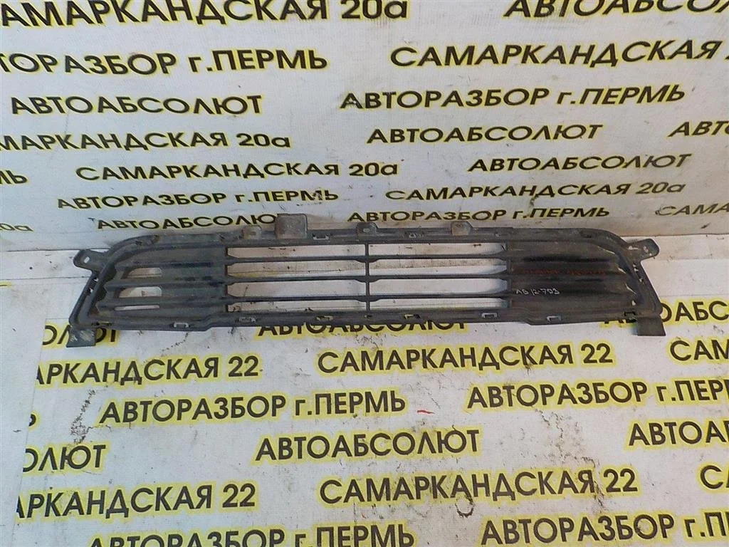 Решетка в бампер центральная Mitsubishi Outlander III (2012—2015)