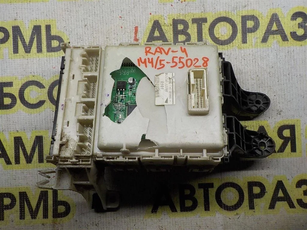 Блок предохранителей Toyota Corolla X (2006—2010)