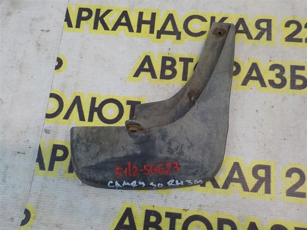 Брызговик задний правый Toyota Camry XV30 (2001—2006)