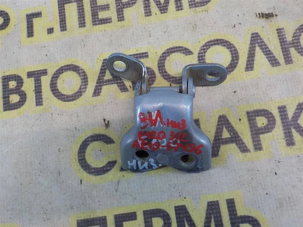 Петля двери задней левой нижняя Toyota Corolla IX (2000—2004)