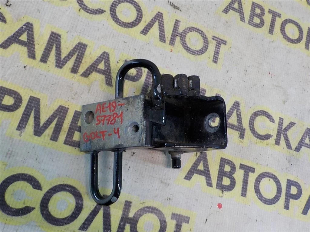 Петля двери передней левой нижняя Volkswagen Touareg I (2002—2006)