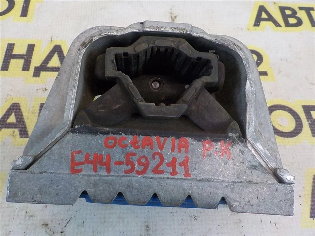Опора двигателя правая Skoda Octavia II (2004—2009)
