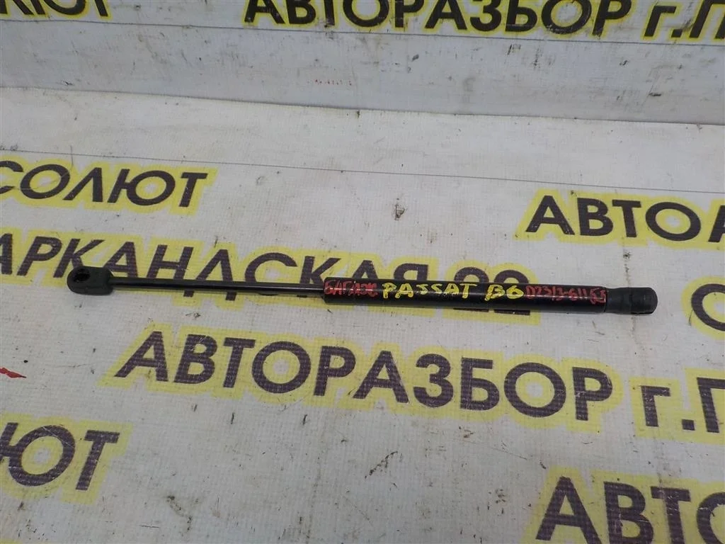 Амортизатор крышки багажника Volkswagen Passat B6 (2005—2010)