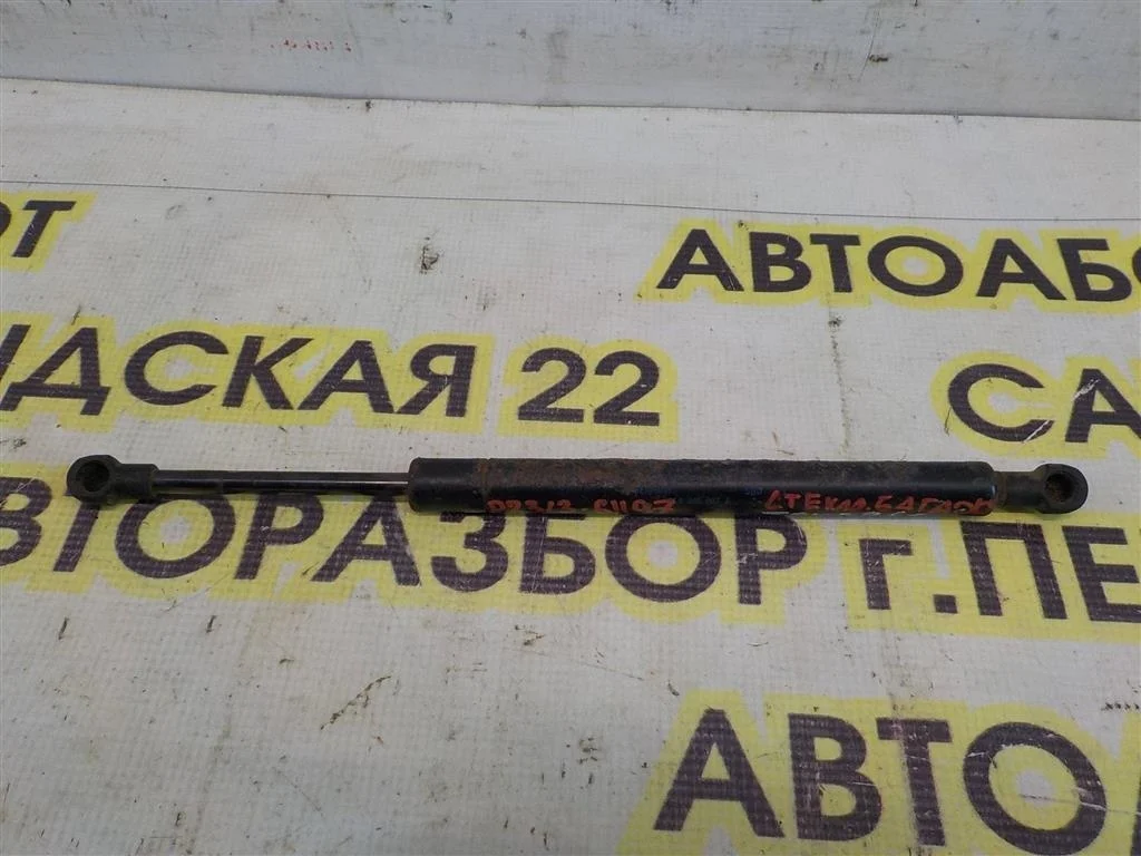 Амортизатор стекла багажника Volkswagen Touareg I (2002—2006)