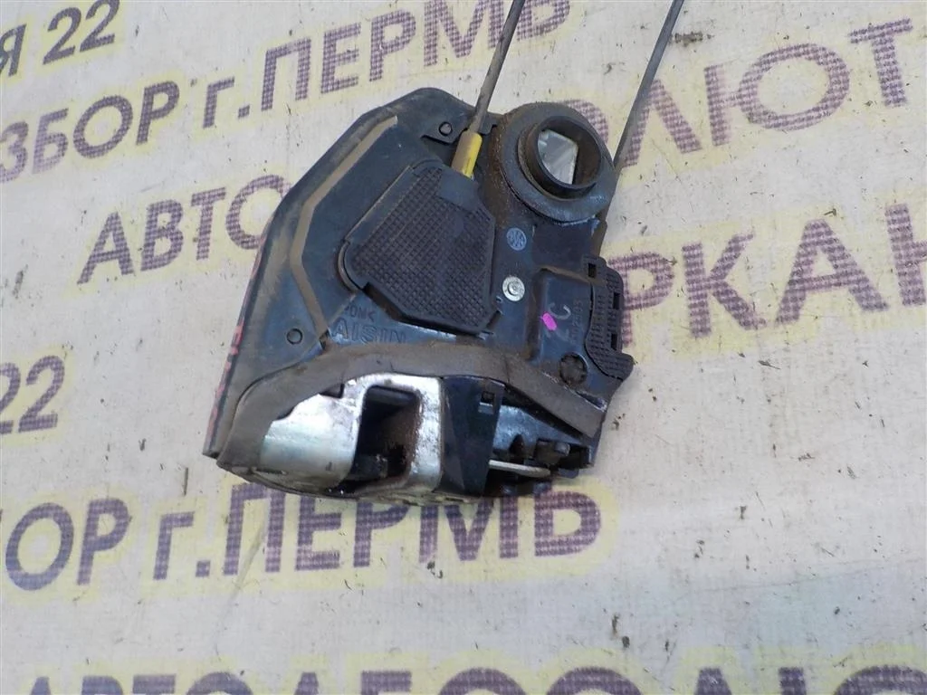 Замок двери задней левой Toyota Corolla X (2006—2010)