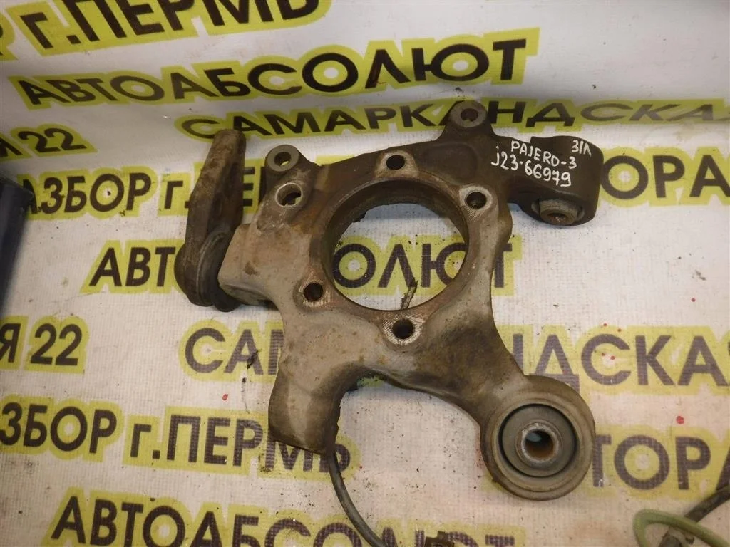 Кулак поворотный задний левый Mitsubishi Pajero III (1999—2003)