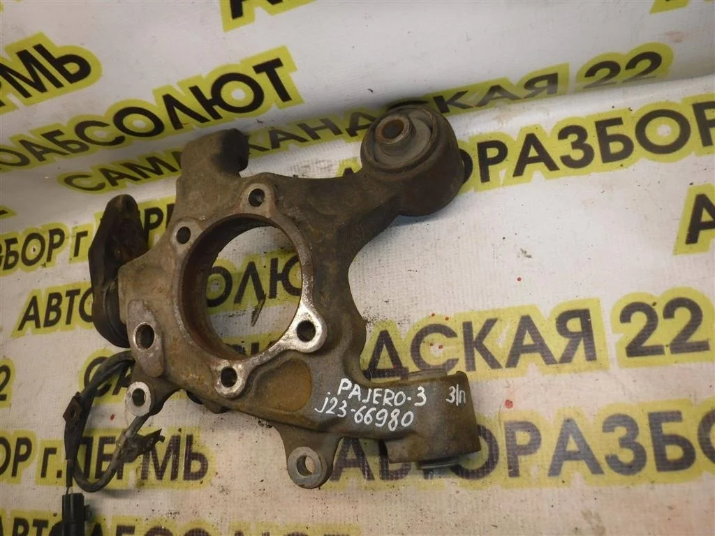 Кулак поворотный задний правый Mitsubishi Pajero III (1999—2003)