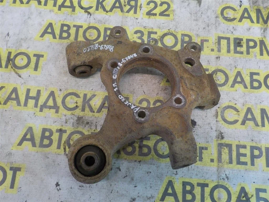 Кулак поворотный задний правый Mitsubishi Pajero III (1999—2003)