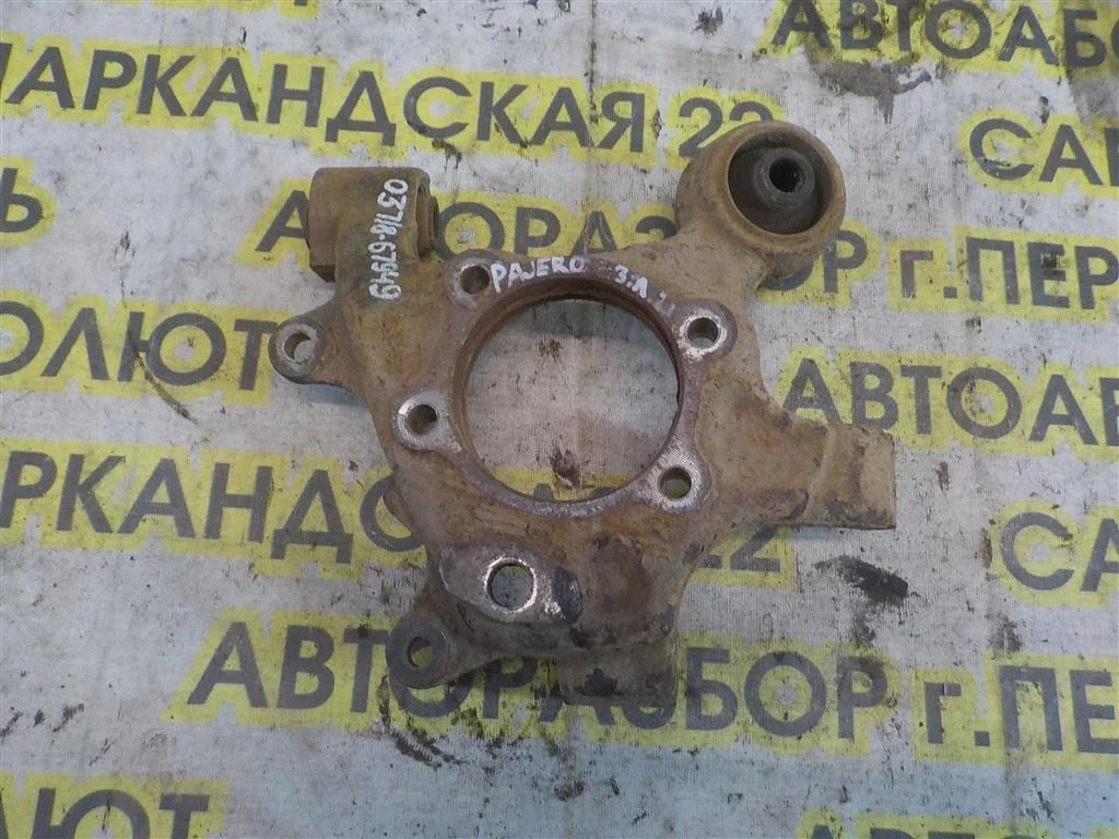 Кулак поворотный задний левый Mitsubishi Pajero III (1999—2003)