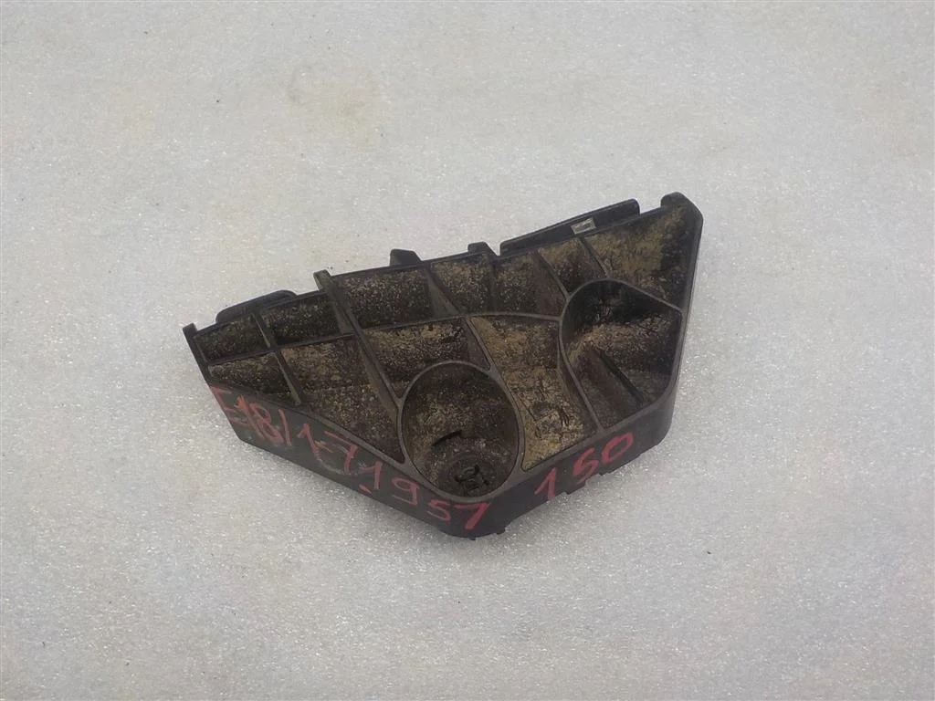 Кронштейн заднего бампера левый Toyota Corolla X (2006—2010)