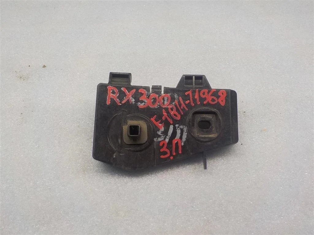 Кронштейн заднего бампера правый Lexus RX II (2003—2006)