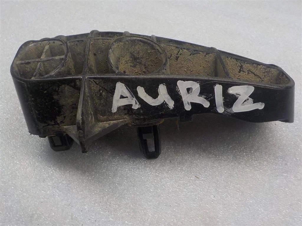 Кронштейн заднего бампера правый Toyota Auris E150 (2006—2010)