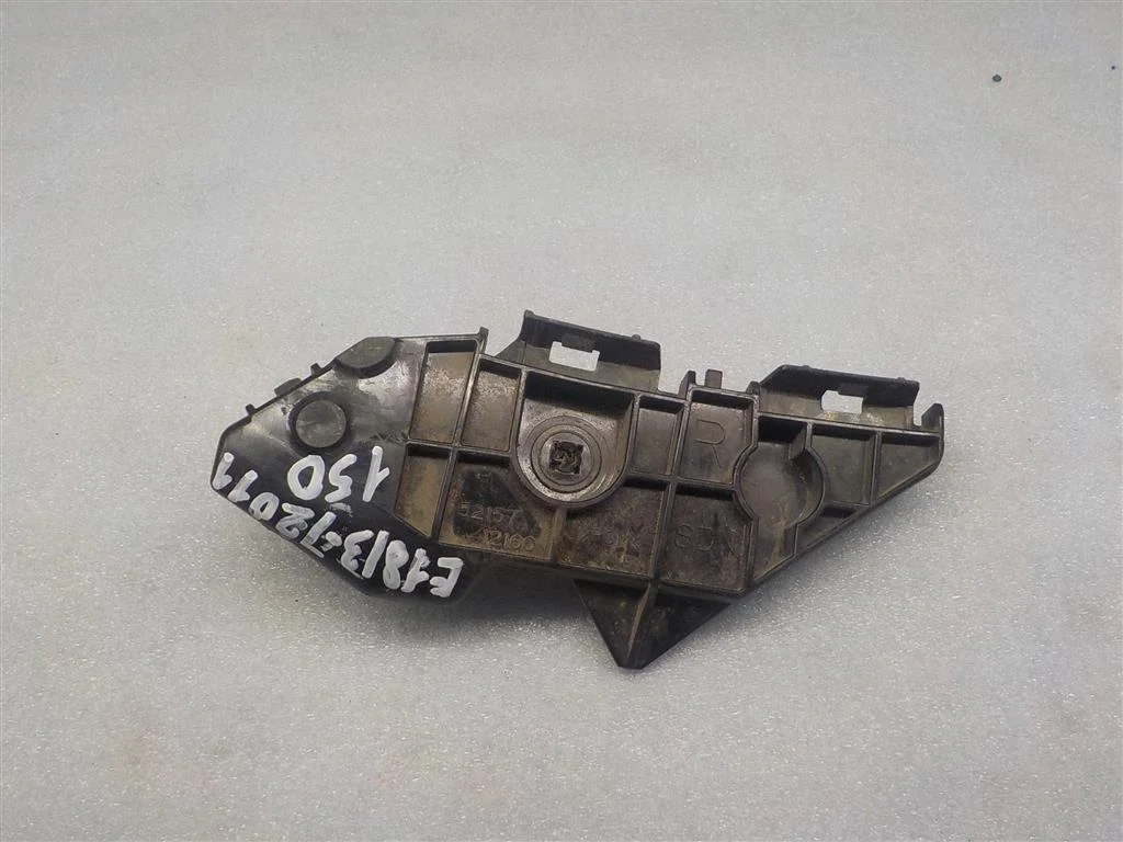 Кронштейн заднего бампера правый Toyota Corolla X (2006—2010)