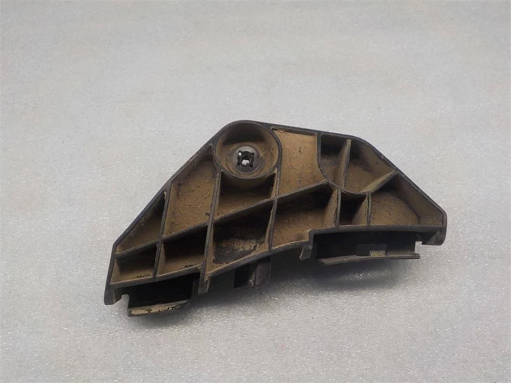 Кронштейн заднего бампера правый Toyota Corolla X (2006—2010)